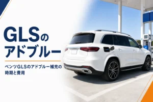 ガソリンスタンドに停まるメルセデス・ベンツ GLSの斜め後ろからの姿